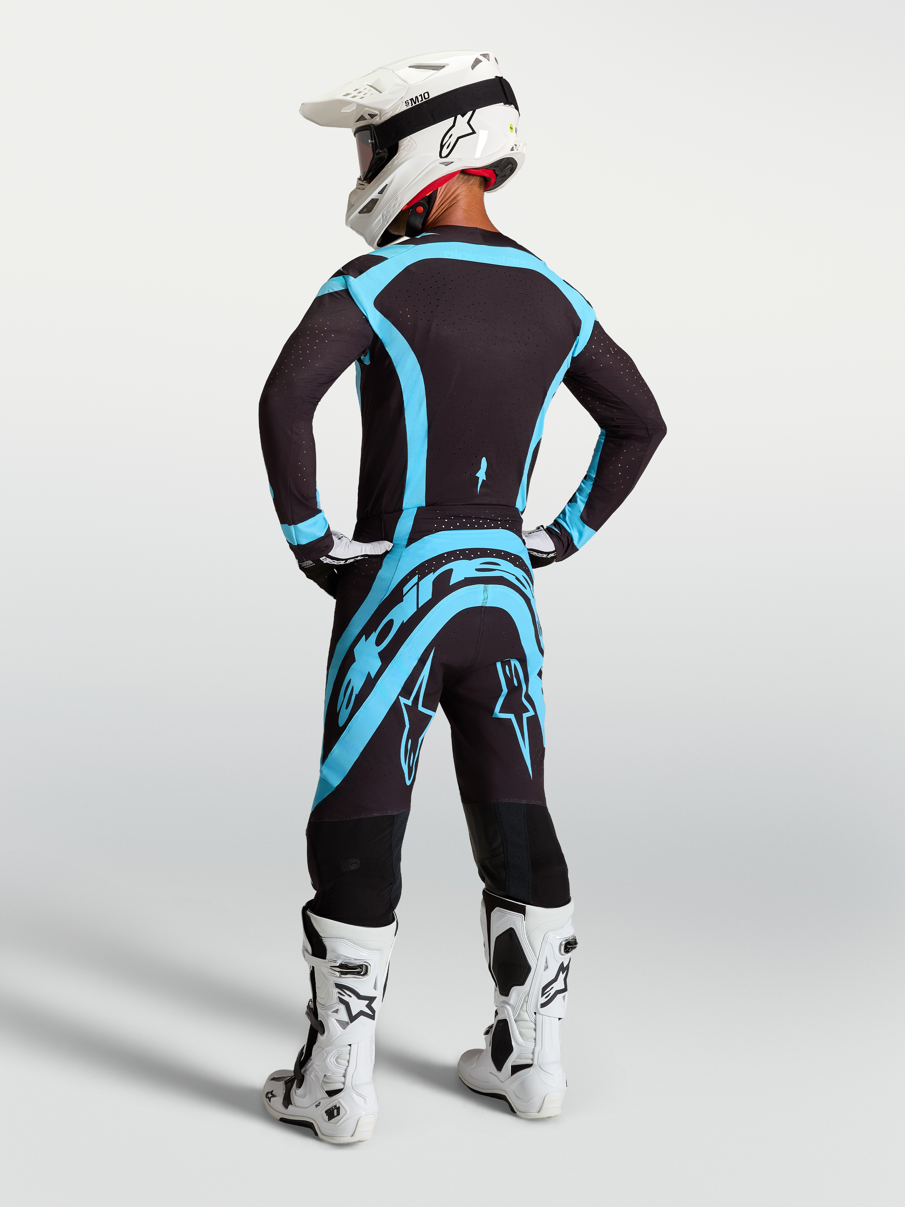 Pantalon Supertech Vesta Alpinestars, pantalon de motocross pour homme, noir et turquoise, vue de dos sur mannequin.
