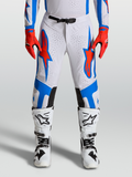 Alpinestars Supertech Vesta, pantalons de motocross de niveau professionnel, blancs avec des accents rouges et bleus, coupe athlétique extensible et perforations laser pour une ventilation optimale