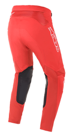Pantalon Alpinestars Supertech Blaze, pantalon de motocross, rouge vif, vue de trois-quarts arrière montrant les logos Alpinestars blancs et les renforts intérieurs au genou en cuir noir, conçu pour la performance tout-terrain