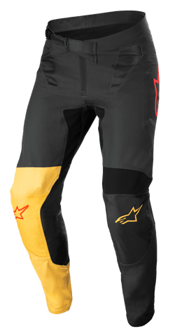 Alpinestars Supertech Blaze Pants, pantalon de motocross, noir, jaune chaud et rouge fluo, avec un panneau de genou jaune distinctif, des accents de logo étoile rouges, une fermeture à cliquet sécurisée à la taille et des panneaux de protection renforcés pour la performance tout-terrain.