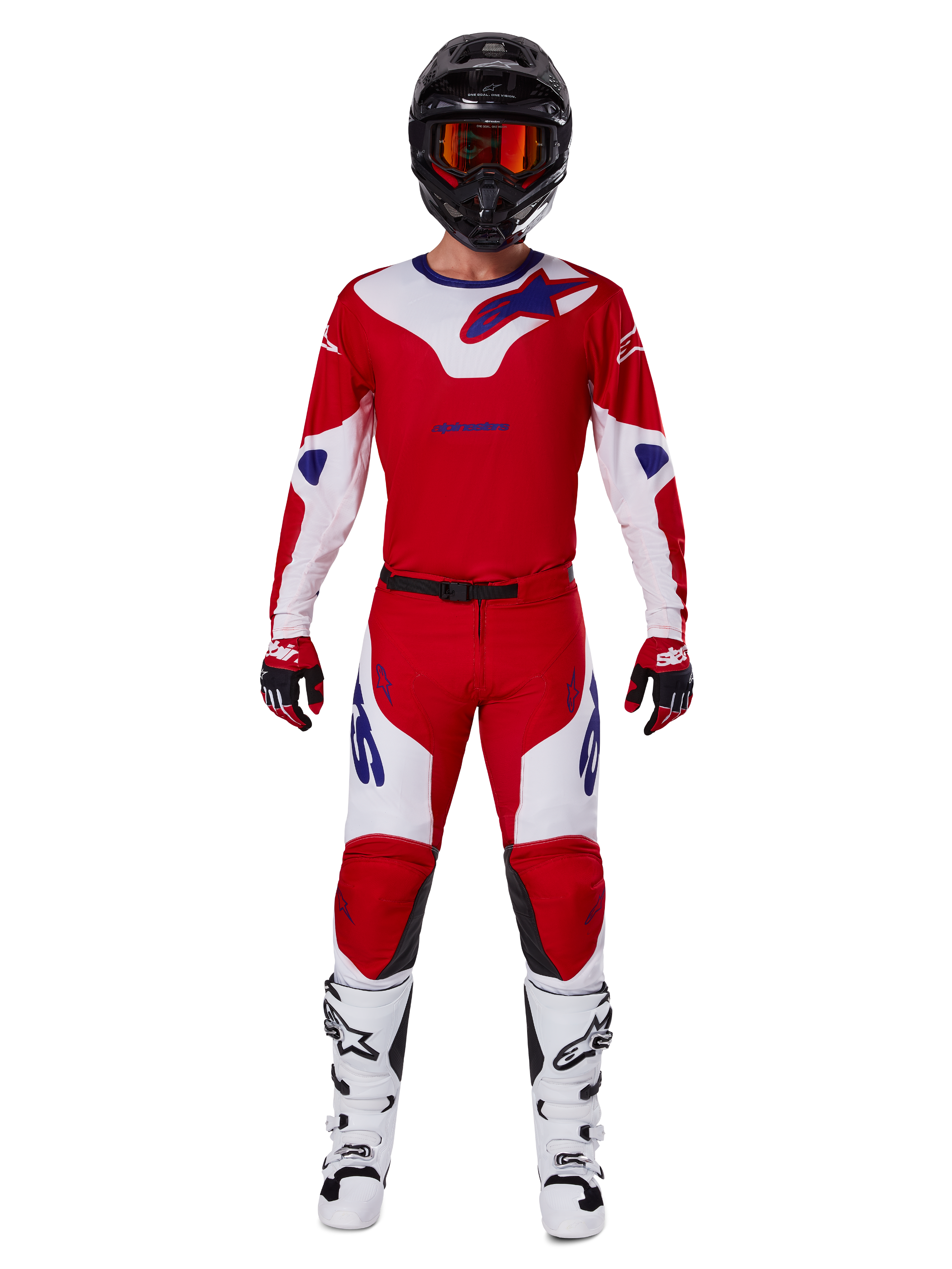 Alpinestars 2025 Racer Veil Pants et tenue de motocross complète, rouge vif et blanc avec accents bleus, comprenant un maillot assorti, un casque noir avec lunettes orange, des bottes blanches et noires, et des gants rouges, look de performance coordonné pour la course tout-terrain