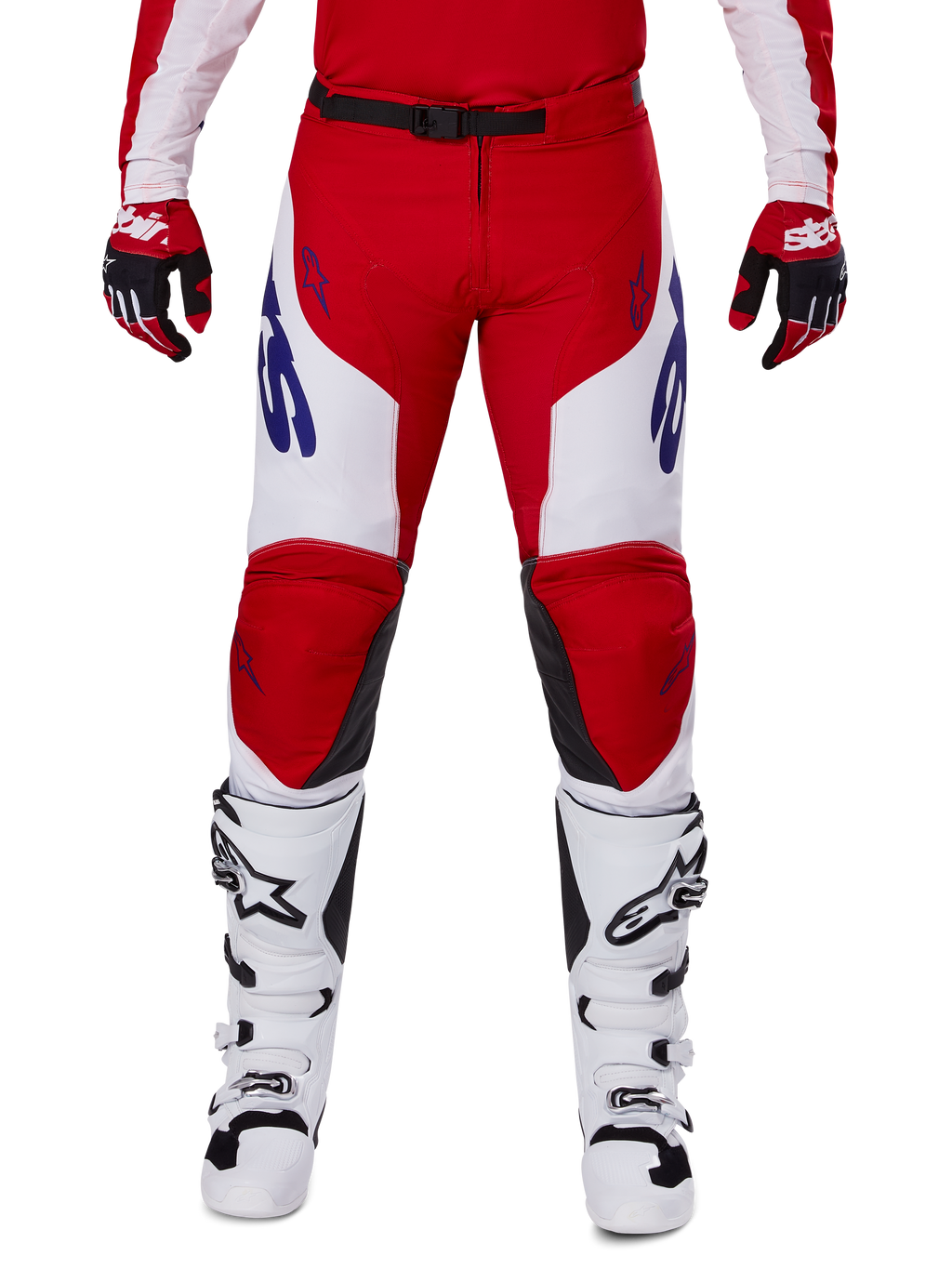 Alpinestars 2025 Racer Veil Pants, pantalon de motocross, rouge vif et blanc, porté avec des gants rouges assortis et des bottes blanches, doté de logos bleus sur les cuisses et d'une ceinture noire, coupe sport ergonomique pour le pilotage de performance