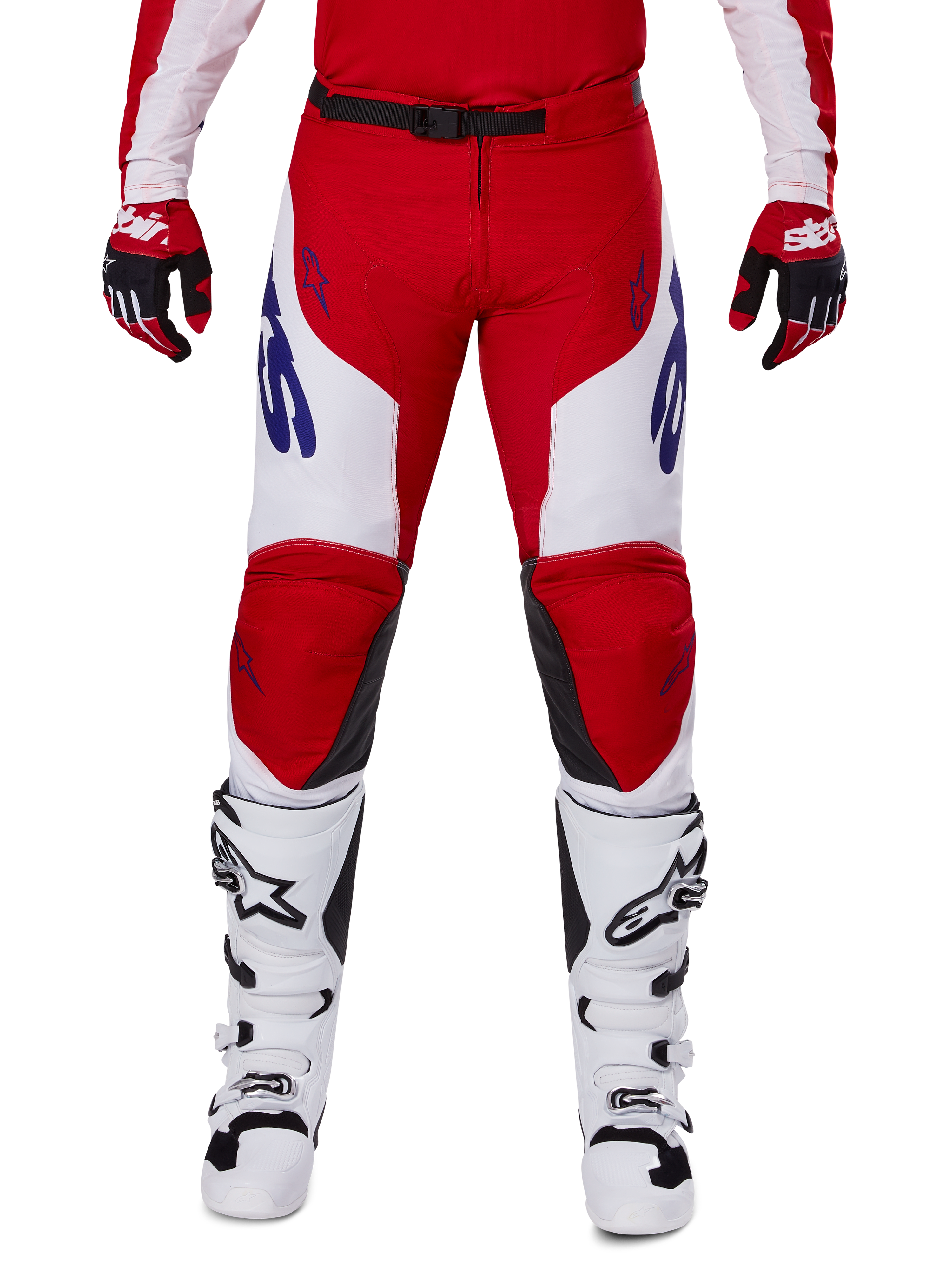 Alpinestars 2025 Racer Veil Pants, pantalon de motocross, rouge vif et blanc, porté avec des gants rouges assortis et des bottes blanches, doté de logos bleus sur les cuisses et d'une ceinture noire, coupe sport ergonomique pour le pilotage de performance