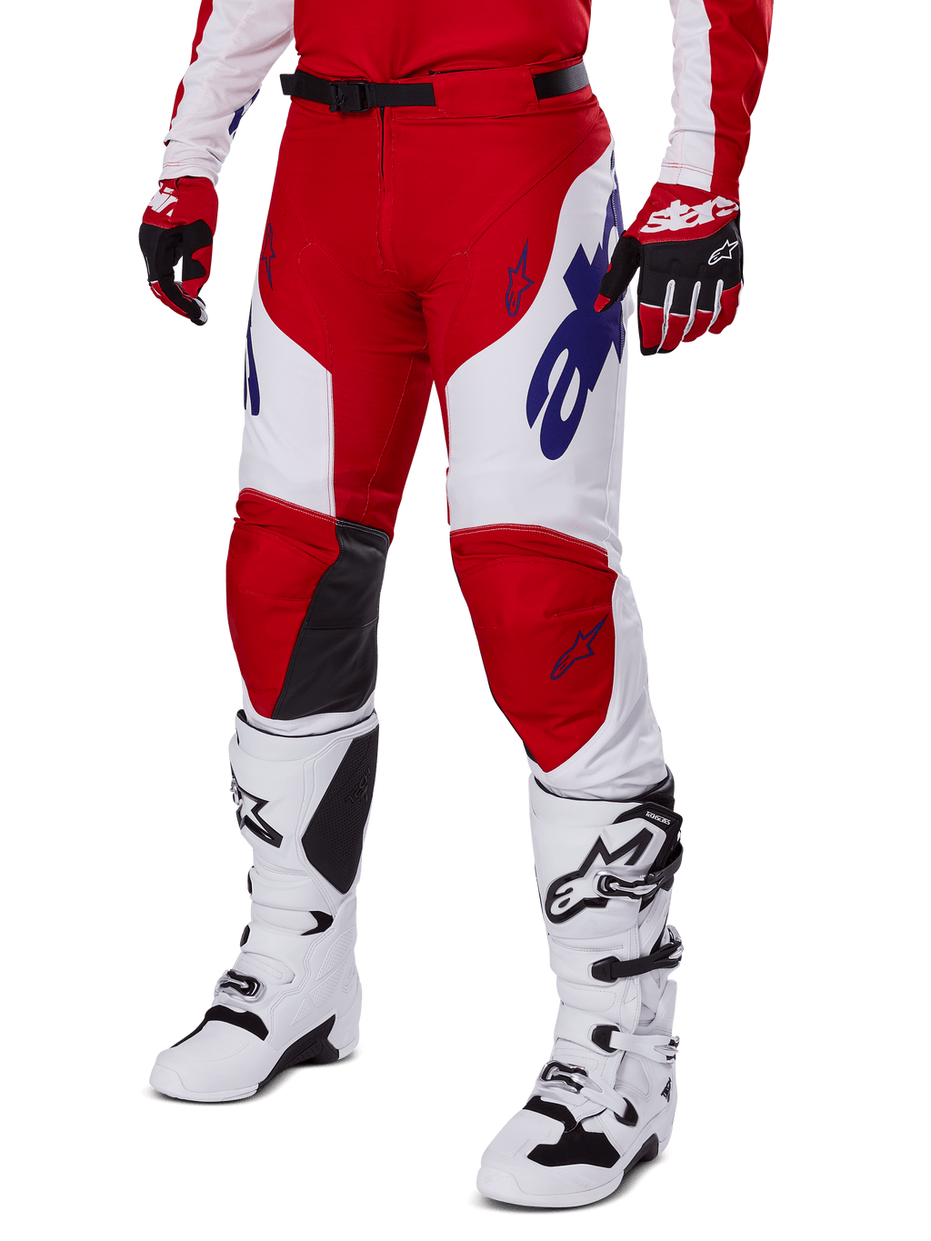 Alpinestars 2025 Racer Veil Pants, pantalon de motocross, rouge éclatant et blanc, avec logos Alpinestars bleus et panneaux intérieurs aux genoux en cuir noir, porté avec des gants rouges et des bottes de motocross blanches assorties, tenue coordonnée pour le tout-terrain