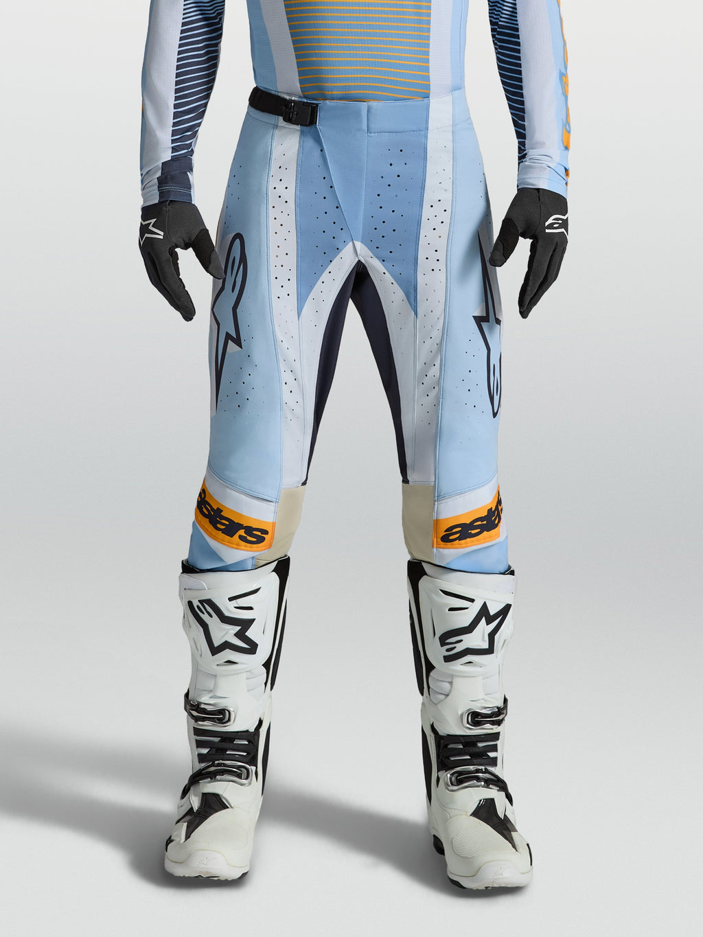 Alpinestars Pantalon Techstar Maven, pantalon de motocross pour homme, bleu et orange, avec perforations laser pour la ventilation et coupe racing ergonomique