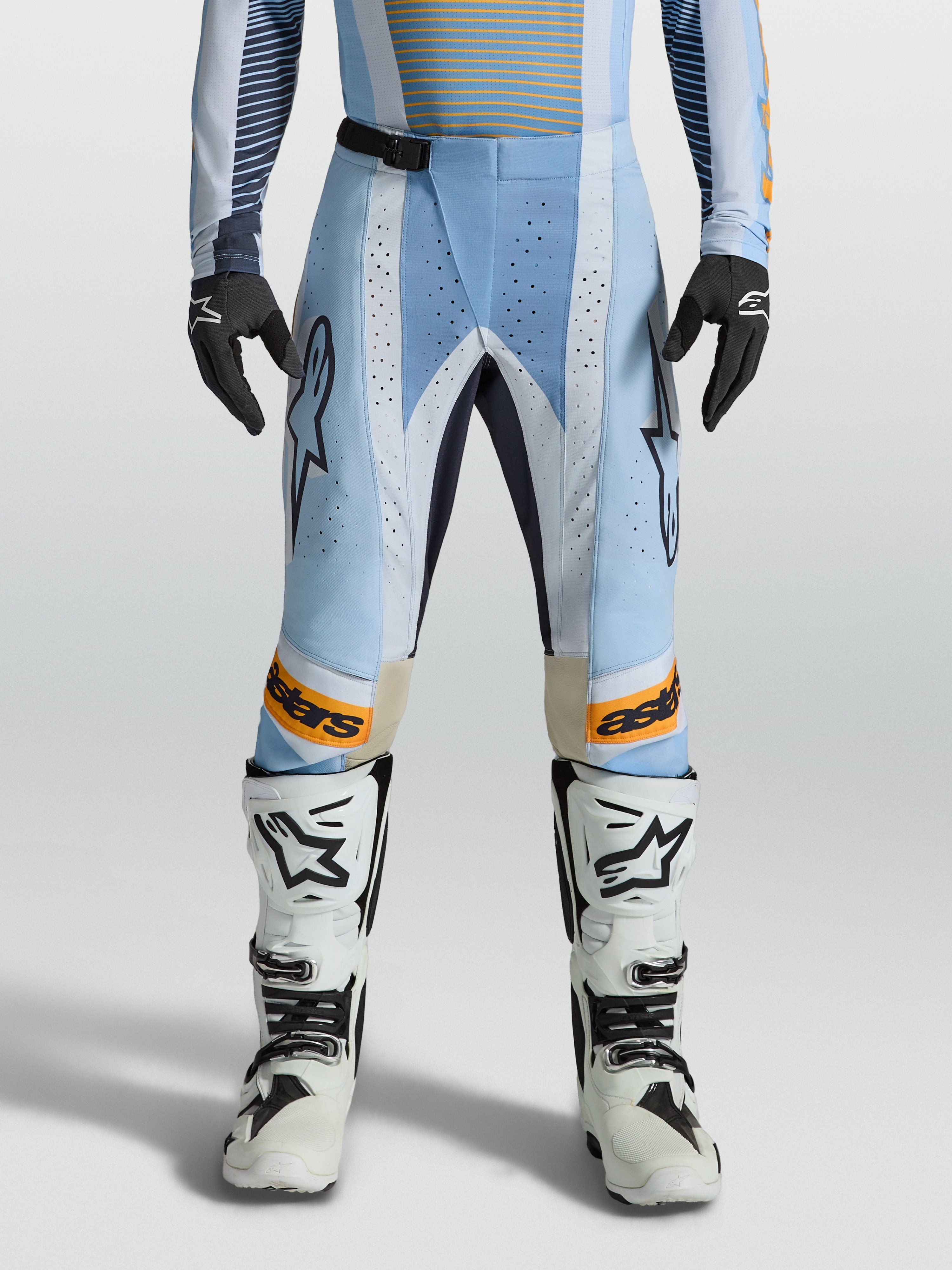 Alpinestars Pantalon Techstar Maven, pantalon de motocross pour homme, bleu et orange, avec perforations laser pour la ventilation et coupe racing ergonomique