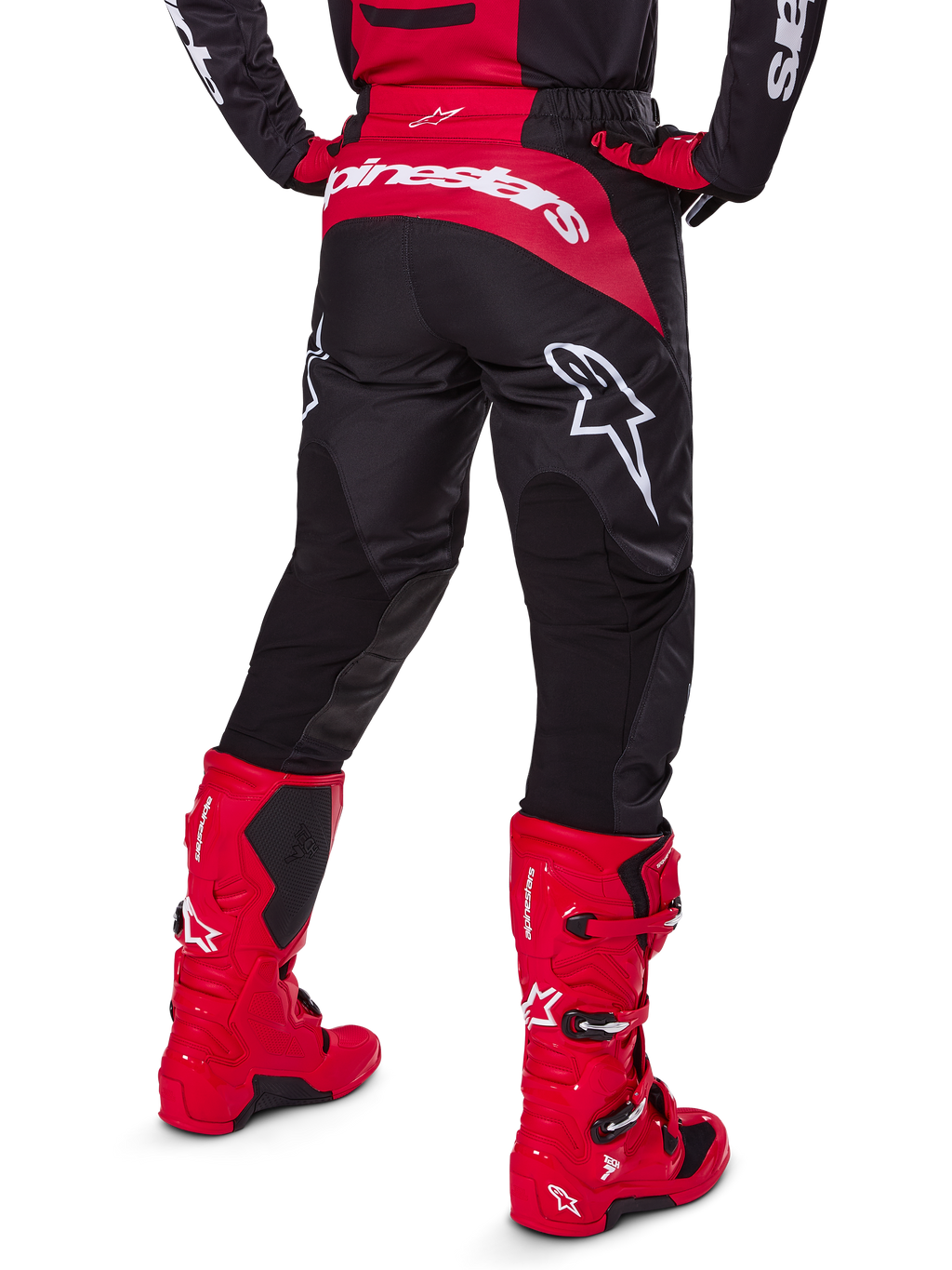 Set d'équipement Alpinestars Fluid Haul 2025, vue arrière, pantalon de motocross noir et rouge avec de grands logos blancs, maillot assorti et bottes Tech 7 rouge vif, tenue de course tout-terrain coordonnée