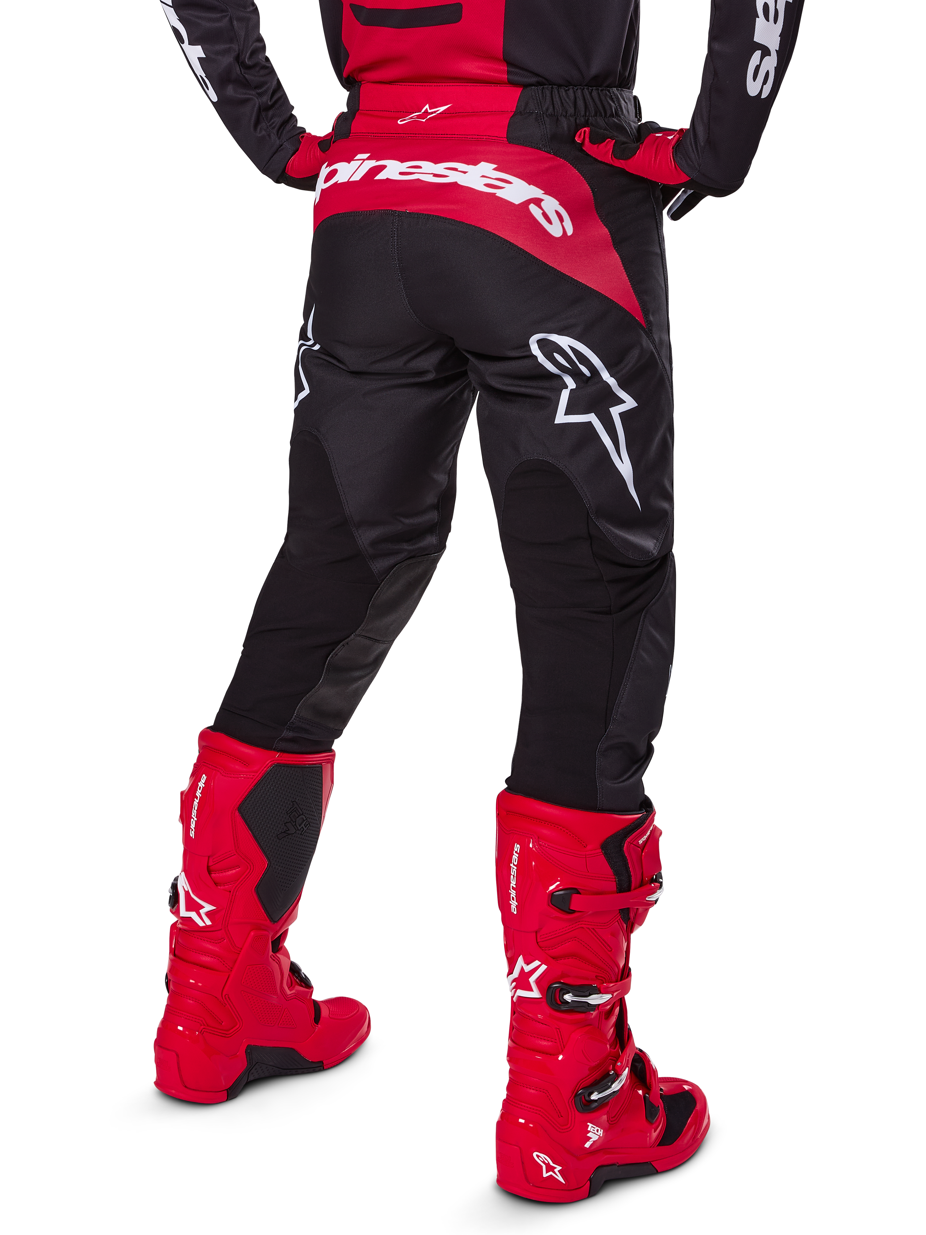 Set d'équipement Alpinestars Fluid Haul 2025, vue arrière, pantalon de motocross noir et rouge avec de grands logos blancs, maillot assorti et bottes Tech 7 rouge vif, tenue de course tout-terrain coordonnée