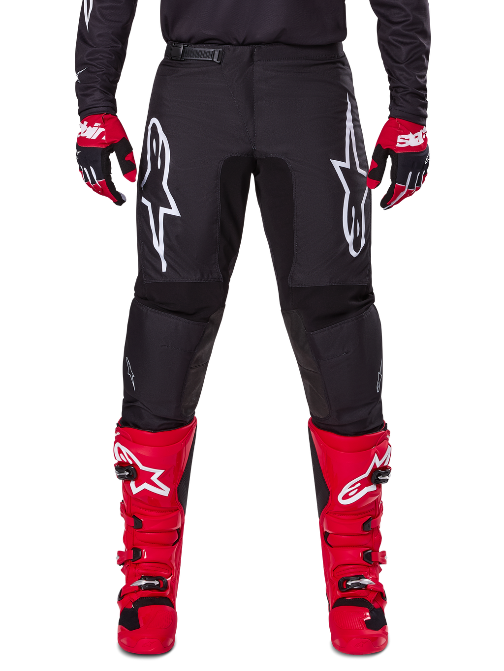 Ensemble d'équipement Alpinestars 2025 Fluid Haul, pantalon de motocross noir avec logos Astars blancs sur les cuisses, associé à des bottes rouges éclatantes et des gants rouges et noirs, tenue de motocross coordonnée pour la course tout-terrain
