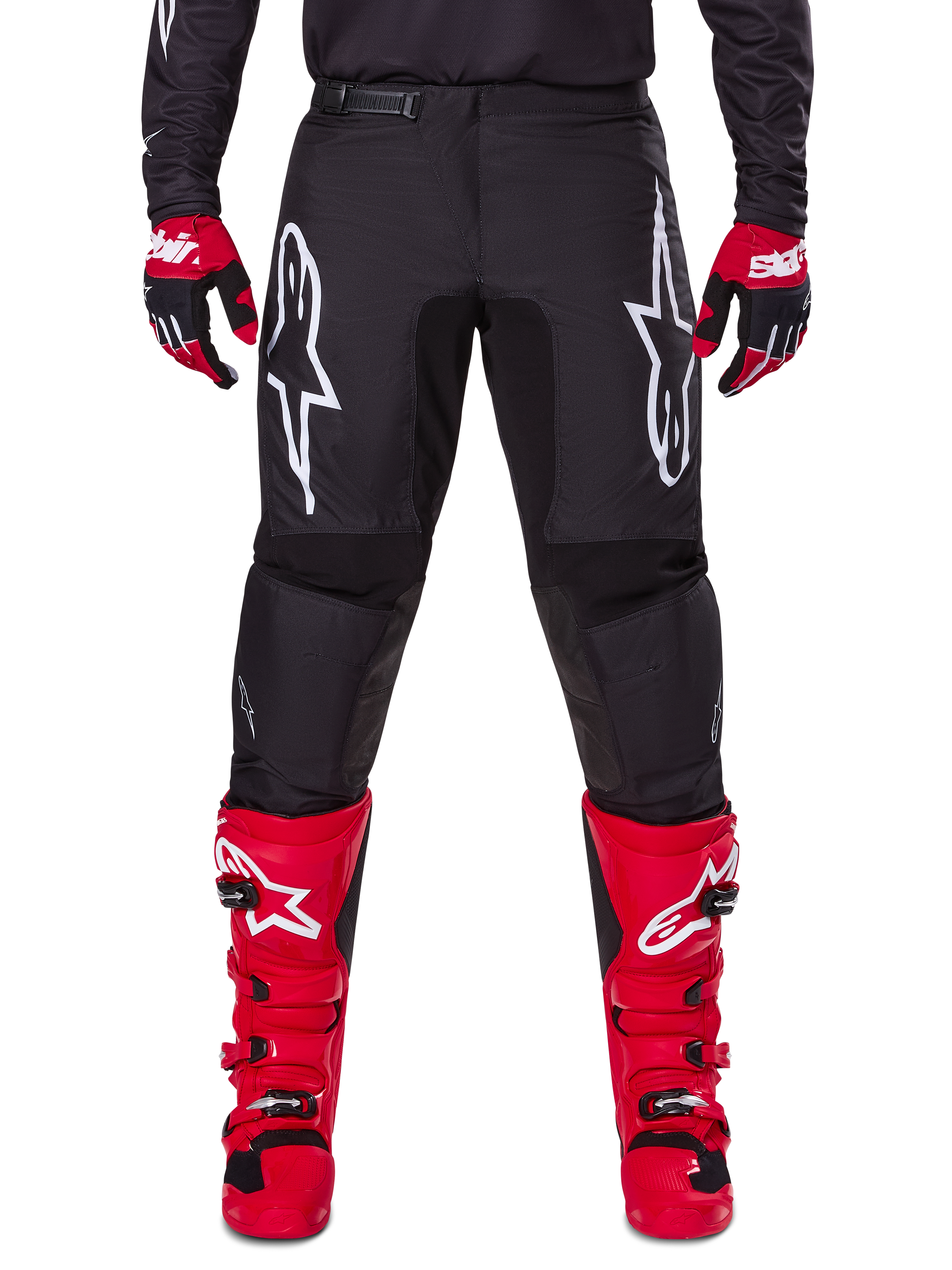 Ensemble d'équipement Alpinestars 2025 Fluid Haul, pantalon de motocross noir avec logos Astars blancs sur les cuisses, associé à des bottes rouges éclatantes et des gants rouges et noirs, tenue de motocross coordonnée pour la course tout-terrain