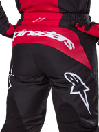 Pantalon Alpinestars Fluid Haul 2025, pantalon de motocross, noir et rouge, vue arrière montrant le marquage Alpinestars blanc sur un empiècement rouge au niveau de l'assise, construction en poly-tissu robuste avec taille élastique pour la conduite tout-terrain