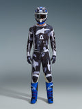 Alpinestars 2026 Racer Lahnd Gear Set, tenue de motocross, noir et blanc avec motif abstrait Iron Camo, casque bleu et blanc, bottes bleu vif, équipement de course complet pour la performance tout-terrain