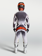 Alpinestars Pantalon Techstar Swan, pantalon de motocross pour homme, gris foncé et lilas avec logo rouge fluo, vue de dos, équipement tout-terrain haute performance