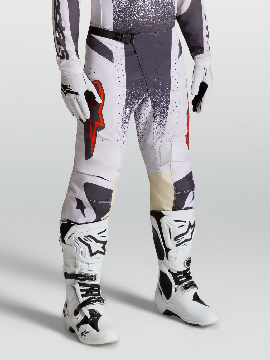 Alpinestars Pantalon Techstar Swan, pantalon de motocross pour homme, lilas clair et gris foncé avec accents rouge fluo, porté avec gants et bottes assortis