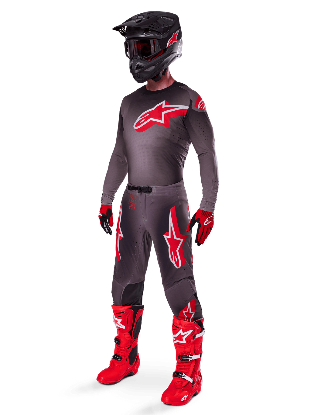 Pantalon Alpinestars Supertech Lipan 2025, pantalon de motocross, Smoke Bright Red, base gris foncé avec de grands logos Alpinestars rouges sur les cuisses, porté avec maillot assorti, casque noir, gants rouges et noirs et bottes rouge vif, tenue de motocross professionnelle coordonnée