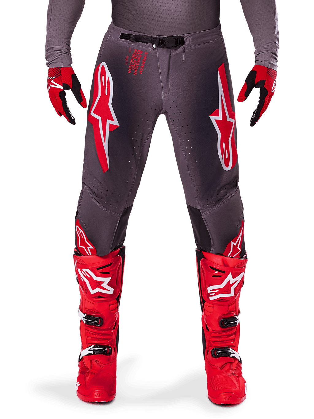 Alpinestars Supertech Lipan Pants 2025, pantalon de motocross, Smoke Bright Red, châssis gris avec logos rouges et blancs proéminents, porté avec bottes et gants de course rouges, doté de ventilations perforées, équipement tout-terrain haute performance