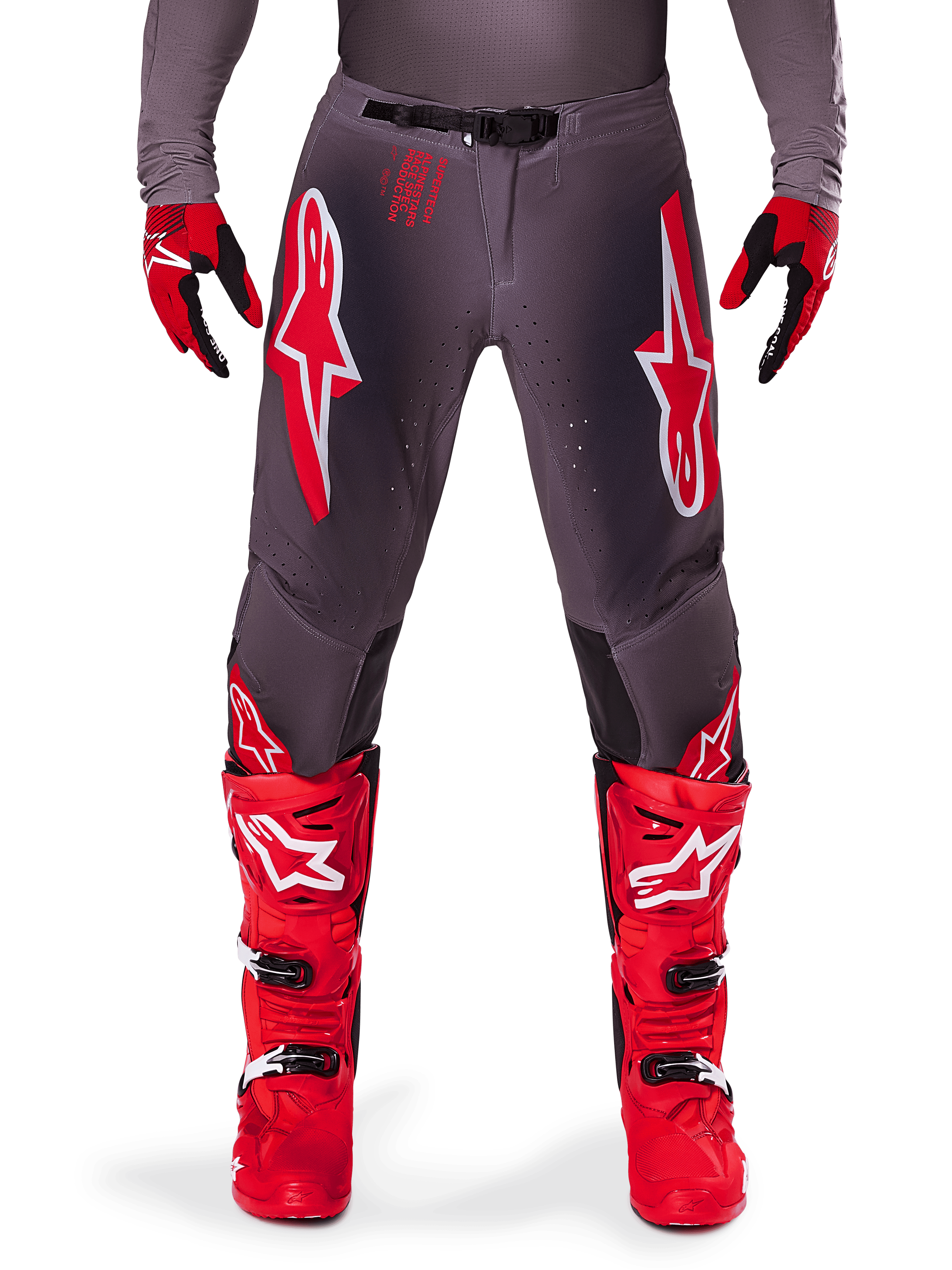 Alpinestars Supertech Lipan Pants 2025, pantalon de motocross, Smoke Bright Red, châssis gris avec logos rouges et blancs proéminents, porté avec bottes et gants de course rouges, doté de ventilations perforées, équipement tout-terrain haute performance