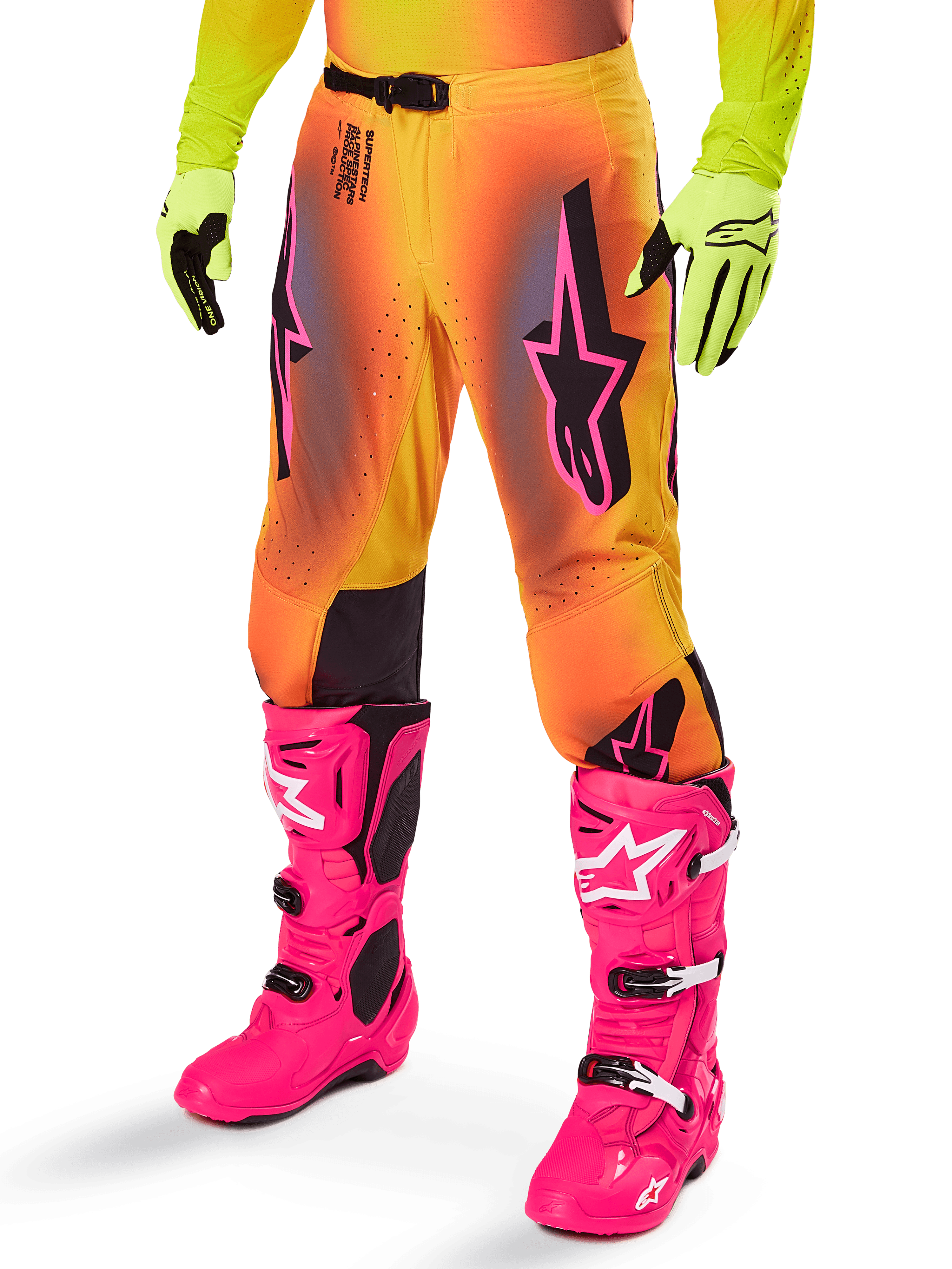 Alpinestars 2025 Supertech Lipan Gear Set, pantalon de motocross, dégradé jaune et orange avec accents rose et violet, logos Alpinestars noirs sur les cuisses, porté avec des gants jaunes et des bottes de motocross rose vif.