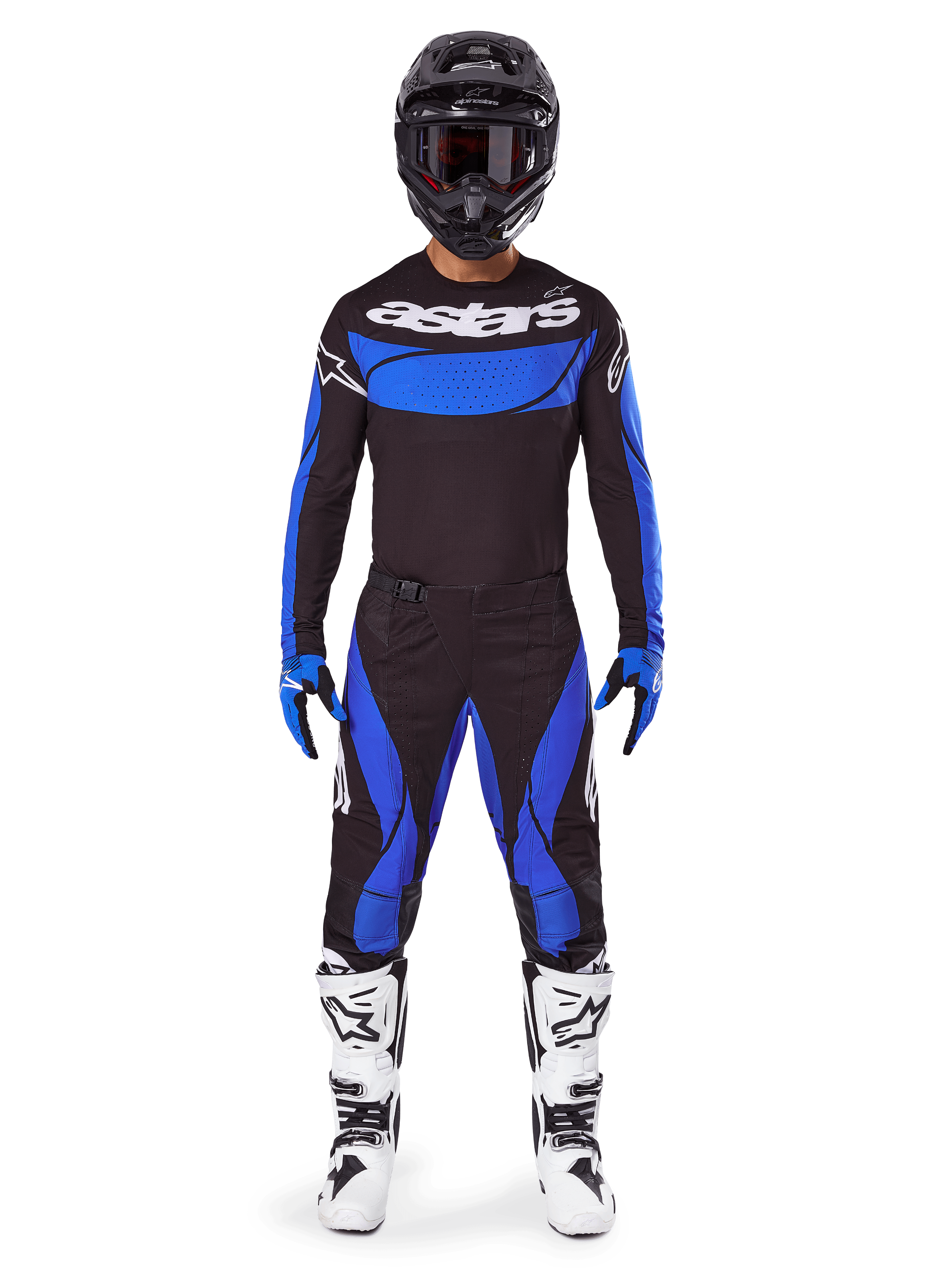 Pilote de motocross portant l'ensemble Alpinestars 2025 Techstar Dreem, maillot noir avec panneau de poitrine et manches bleus, pantalon noir et bleu assorti, casque noir avec lunettes et bottes blanches, tenue de motocross complète coordonnée pour la course tout-terrain.