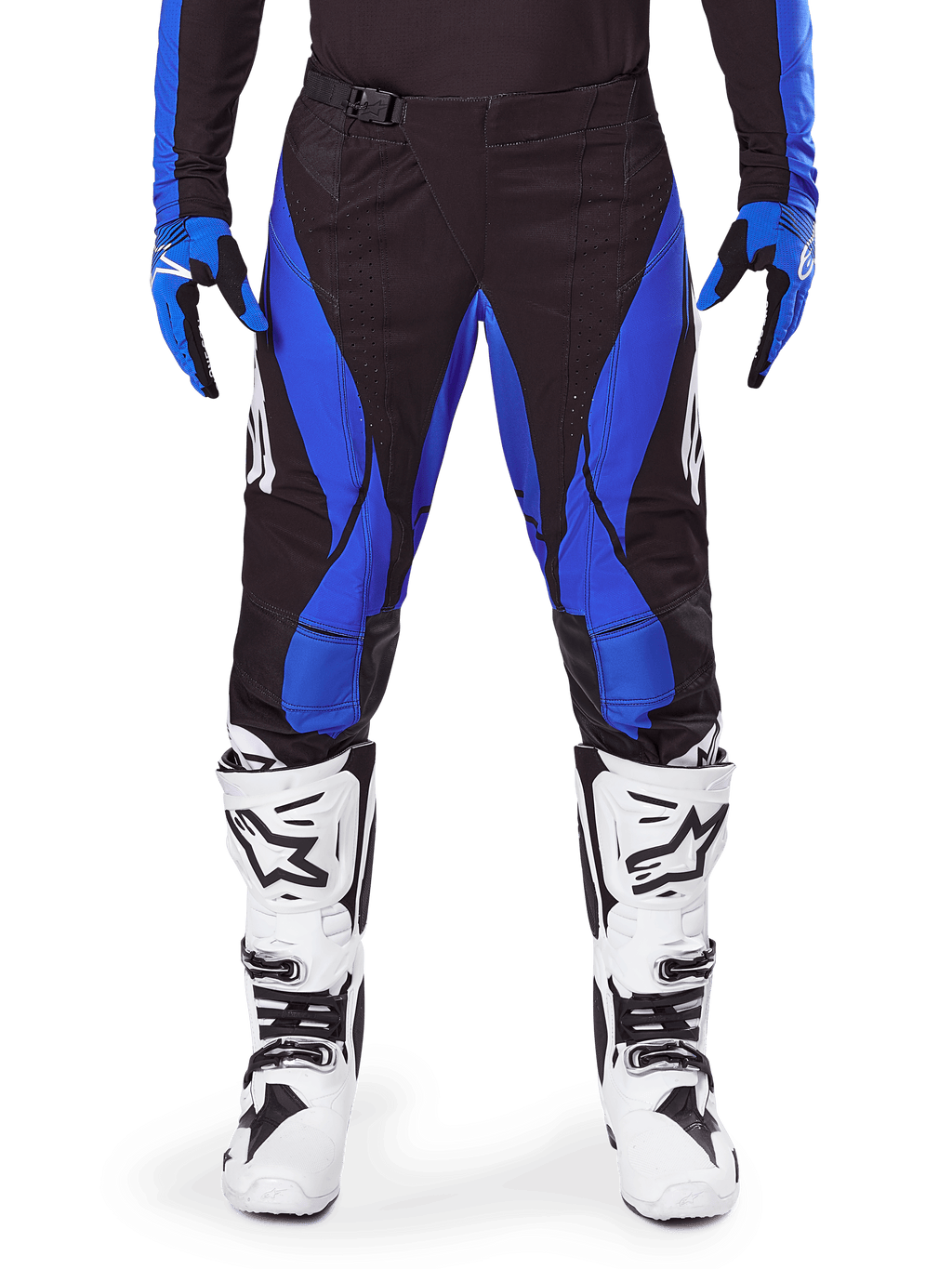 Pantalon Alpinestars Techstar Dreem 2025, pantalon de motocross, noir et bleu, porté avec un maillot, des gants assortis et des bottes blanches, doté de panneaux latéraux bleus et d'une coupe de course athlétique, matériau durable pour la course tout-terrain