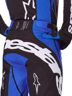 Pantalon Alpinestars Techstar Dreem 2025, pantalon de motocross, noir et bleu, vue arrière montrant le marquage blanc imposant sur l'assise, accents bleus et détails Techstar à la taille, coordonné avec le maillot et les gants assortis