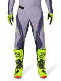 Pantalon Alpinestars Techstar Dreem 2025, pantalon de motocross, gris clair et gris foncé avec des accents jaune néon, associé à des bottes et des gants jaune néon, ventilation découpée au laser, boucles noires, semelles de bottes rouges, équipement de motocross professionnel