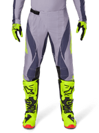 Pantalon Alpinestars Techstar Dreem 2025, pantalon de motocross, gris clair et gris foncé avec des accents jaune néon, associé à des bottes et des gants jaune néon, ventilation découpée au laser, boucles noires, semelles de bottes rouges, équipement de motocross professionnel