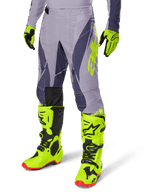 Ensemble d'équipement Alpinestars Techstar Dreem 2025, pantalon et maillot de motocross, gris avec accents violet foncé et jaune fluo, porté avec bottes et gants jaune fluo assortis, coupe de course professionnelle pour motocross tout-terrain