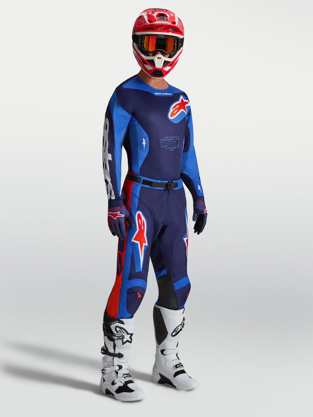 Pantalon Racer Hunt Alpinestars, équipement de motocross pour homme, bleu et rouge, coupe ergonomique pré-courbée, porté avec maillot et bottes assortis