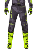 Alpinestars Racer Hollow Pants 2025, pantalon de motocross gris foncé avec accents jaune fluo, logos étoile jaunes, design camouflage, équipement de protection pour moto tout-terrain