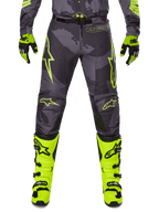 Alpinestars Racer Hollow Pants 2025, pantalon de motocross gris foncé avec accents jaune fluo, logos étoile jaunes, design camouflage, équipement de protection pour moto tout-terrain