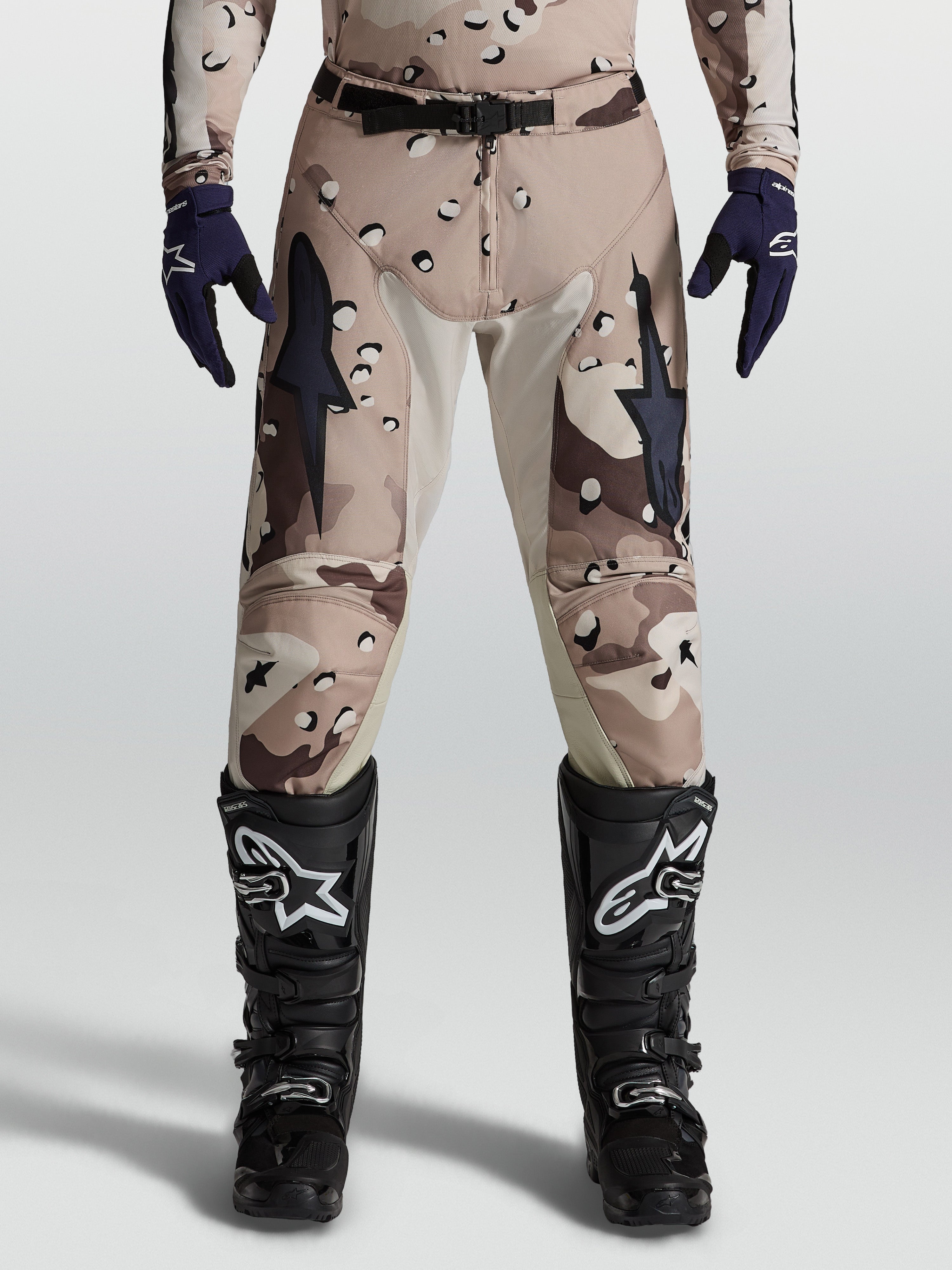 Alpinestars Pantalons Racer Lone, pantalons de motocross pour homme, camouflage sable et noir, renforts en cuir aux genoux, équipement tout-terrain de performance.