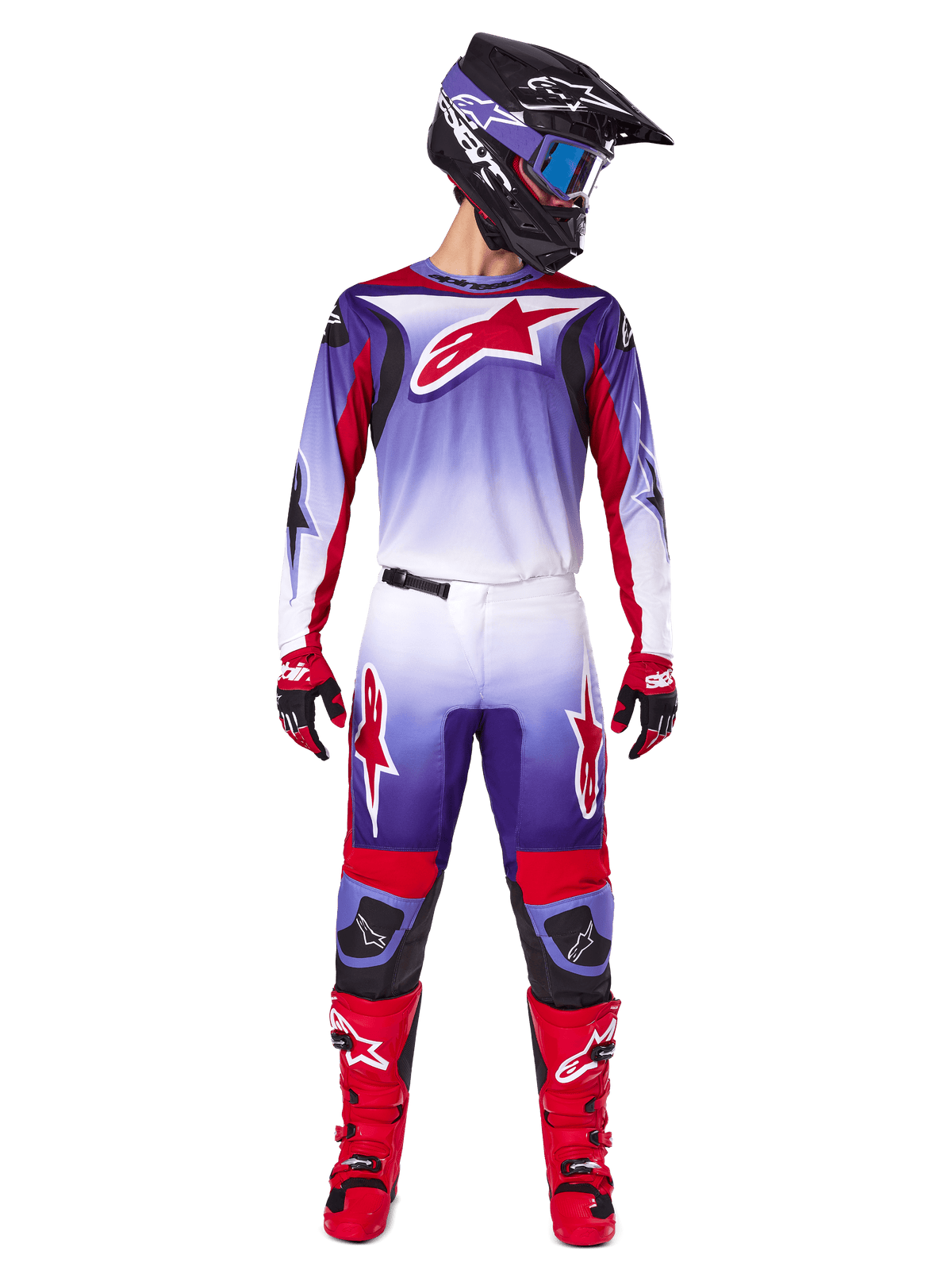 Ensemble de motocross Alpinestars Fluid Wurx 2025, pilote de motocross avec maillot et pantalon pourpre, blanc et rouge vif, casque noir avec lunettes bleues, bottes de motocross rouges et gants assortis, design athlétique pour la performance tout-terrain