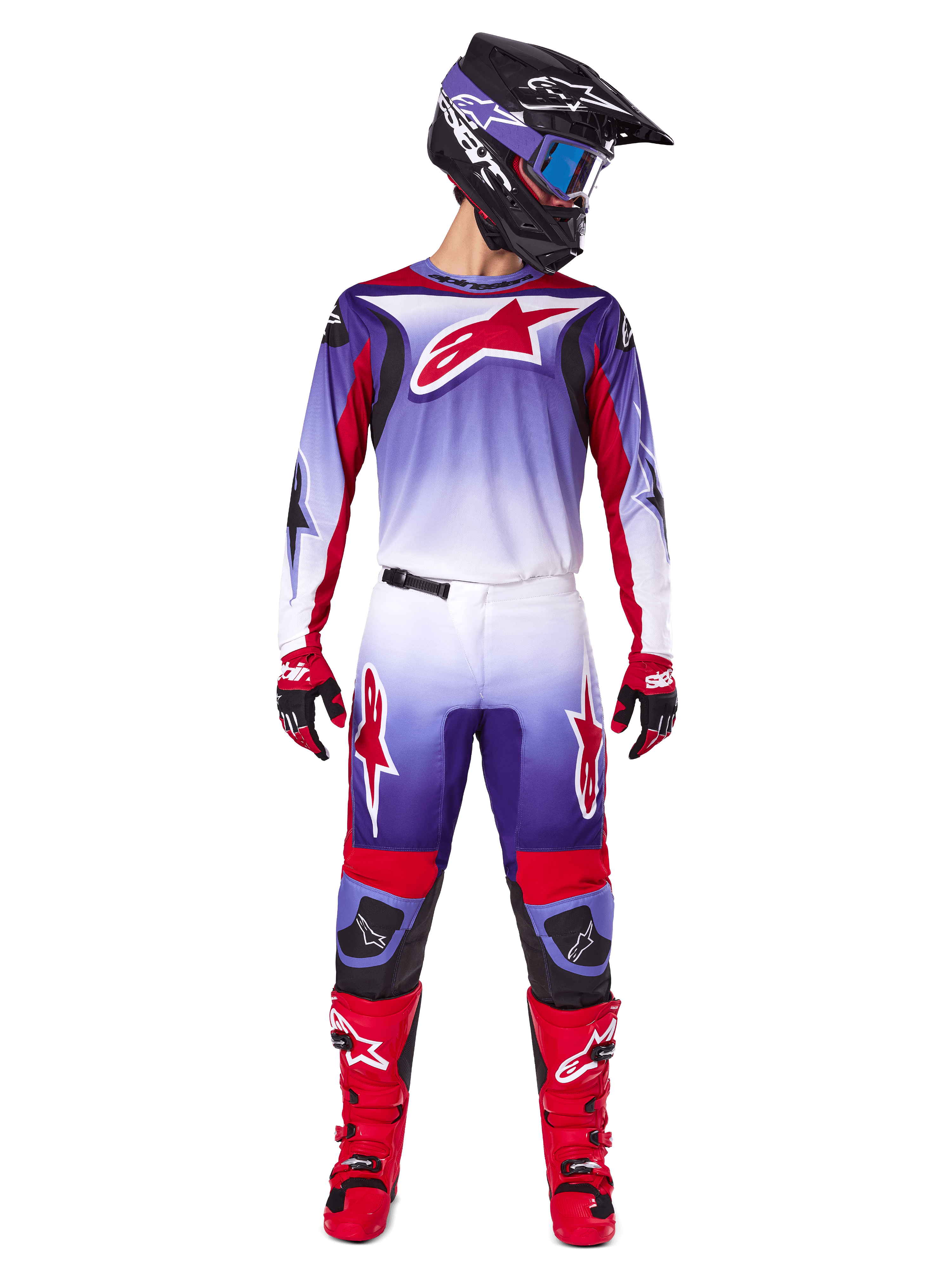 Ensemble de motocross Alpinestars Fluid Wurx 2025, pilote de motocross avec maillot et pantalon pourpre, blanc et rouge vif, casque noir avec lunettes bleues, bottes de motocross rouges et gants assortis, design athlétique pour la performance tout-terrain
