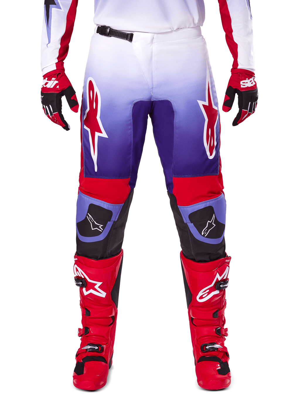 Alpinestars 2025 Fluid Wurx Pants, pantalon de motocross, pourpre et rouge vif, porté avec des bottes et des gants rouges assortis, avec des logos blancs sur les cuisses et des renforts noirs aux genoux, équipement de performance pour le tout-terrain