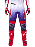 Alpinestars 2025 Fluid Wurx Pants, pantalon de motocross, pourpre et rouge vif, porté avec des bottes et des gants rouges assortis, avec des logos blancs sur les cuisses et des renforts noirs aux genoux, équipement de performance pour le tout-terrain