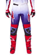 Alpinestars 2025 Fluid Wurx Pants, pantalon de motocross, pourpre et rouge vif, porté avec des bottes et des gants rouges assortis, avec des logos blancs sur les cuisses et des renforts noirs aux genoux, équipement de performance pour le tout-terrain