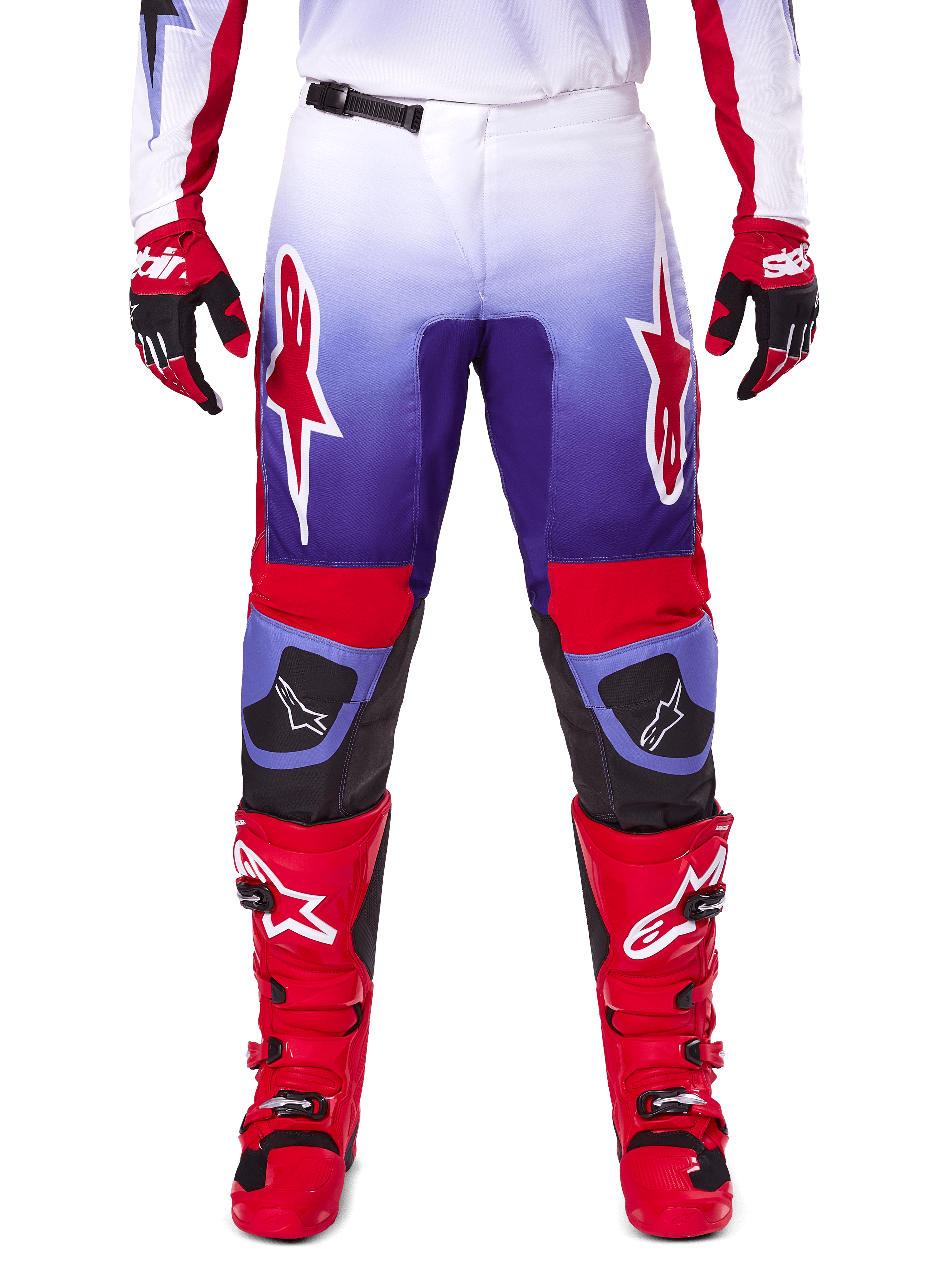 Alpinestars 2025 Fluid Wurx Pants, pantalon de motocross, pourpre et rouge vif, porté avec des bottes et des gants rouges assortis, avec des logos blancs sur les cuisses et des renforts noirs aux genoux, équipement de performance pour le tout-terrain