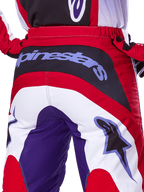 Alpinestars 2025 Fluid Wurx Pants, pantalon de motocross, pourpre et rouge vif, vue arrière en gros plan présentant le logo Alpinestars sur l'empiècement d'assise noir, design à blocs de couleurs rouge, blanc et violet, équipement de course tout-terrain professionnel