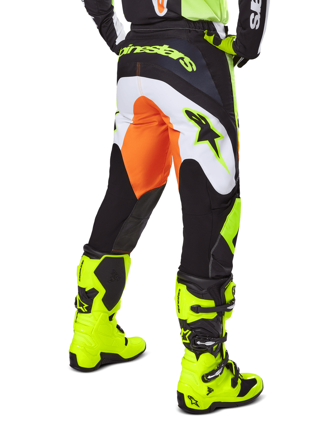 Alpinestars 2025 Fluid Wurx Pants, pantalon de motocross, jaune et noir avec des accents orange et blancs, vue de dos porté avec des bottes jaune vif assorties, construction durable avec logos audacieux pour la conduite tout-terrain
