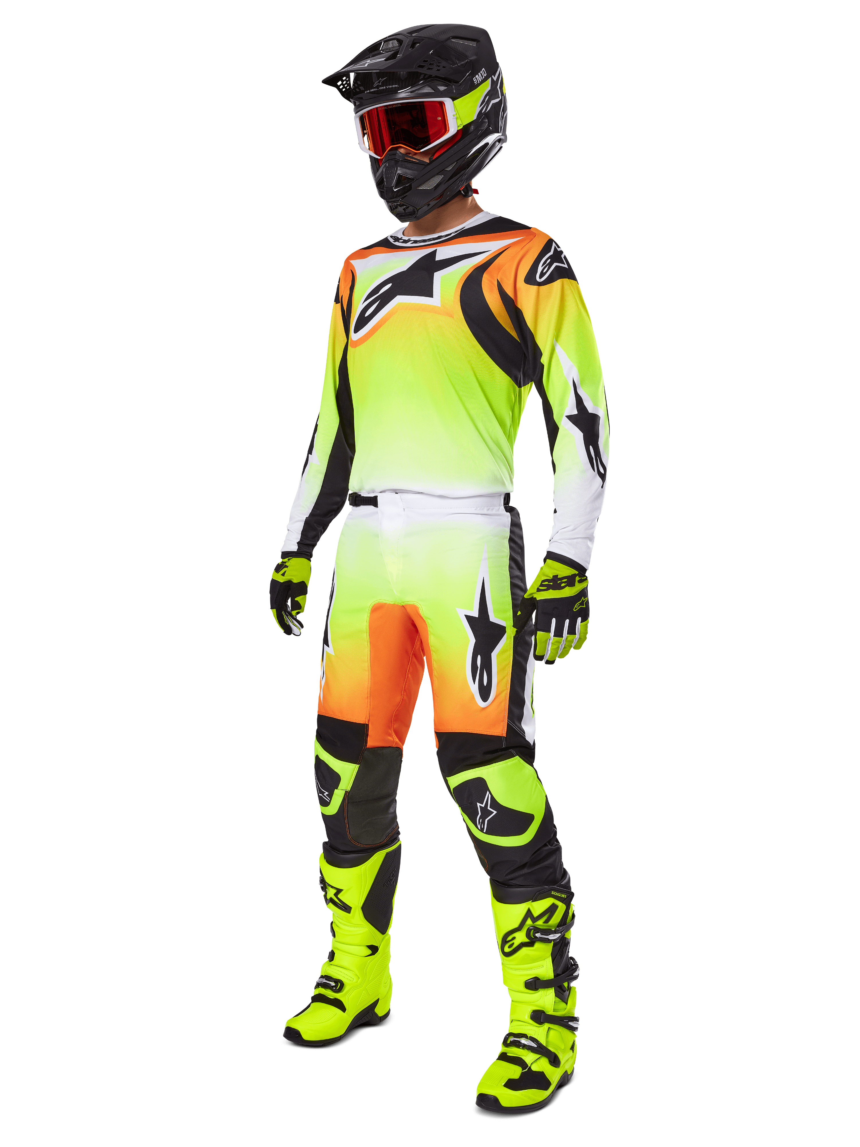 Pilote de motocross portant le pantalon Alpinestars 2025 Fluid Wurx Jaune et Noir, présentant un dégradé éclatant du jaune au blanc avec des accents orange et noirs, dans le cadre d'une tenue de course complète avec maillot assorti, casque noir et bottes jaune fluo.