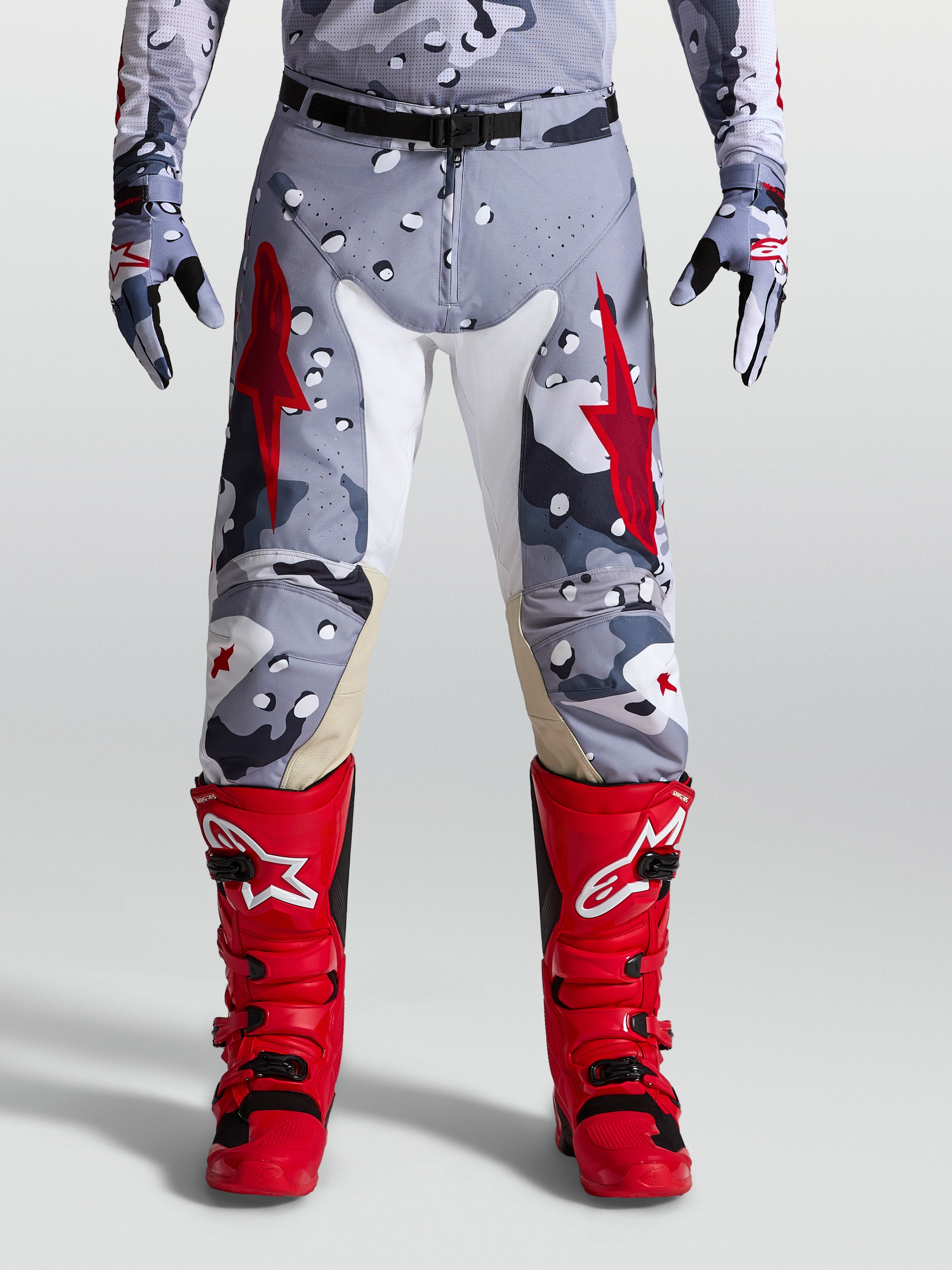 Alpinestars Pantalon Racer Air Lone, motocross homme, gris camouflage et rouge, tissu perforé et genoux en cuir