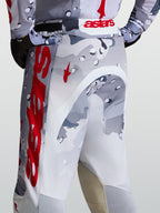 Alpinestars Pantalon Racer Air Lone, pantalon de motocross pour homme, gris camouflage et rouge, construction en polyfibre perforée ultra-aérée, vue de dos sur un pilote tout-terrain