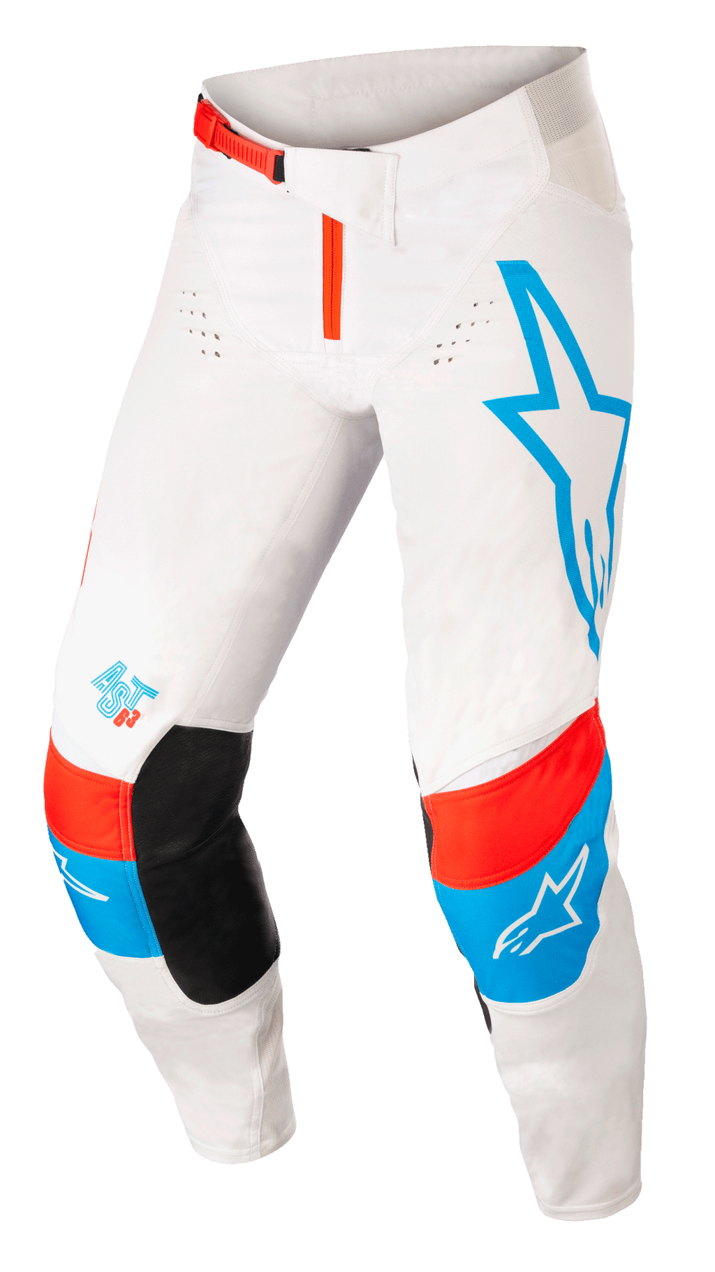Alpinestars Techstar Quadro, pantalon de motocross, blanc cassé avec accents bleus et rouge néon, grand logo étoile bleue sur la jambe gauche, logo AST 63 sur la jambe droite, empiècements noirs à l'intérieur des genoux, boucle de taille rouge et zones de ventilation perforées pour la performance tout-terrain