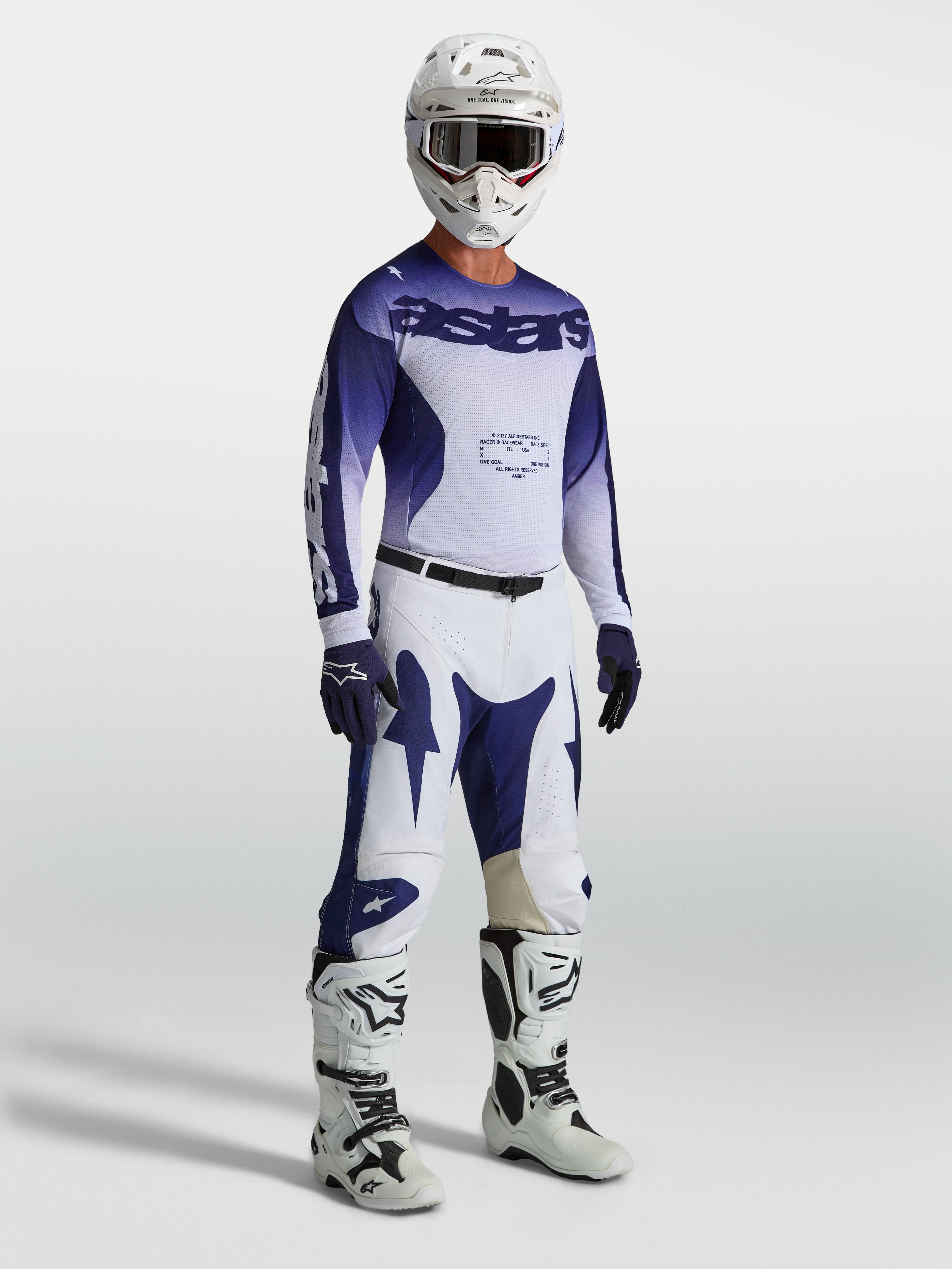 Pantalon Alpinestars Racer Air Amber, pantalon de motocross pour homme, bleu et blanc, porté par un mannequin avec maillot et bottes assortis, équipement tout-terrain léger et ventilé