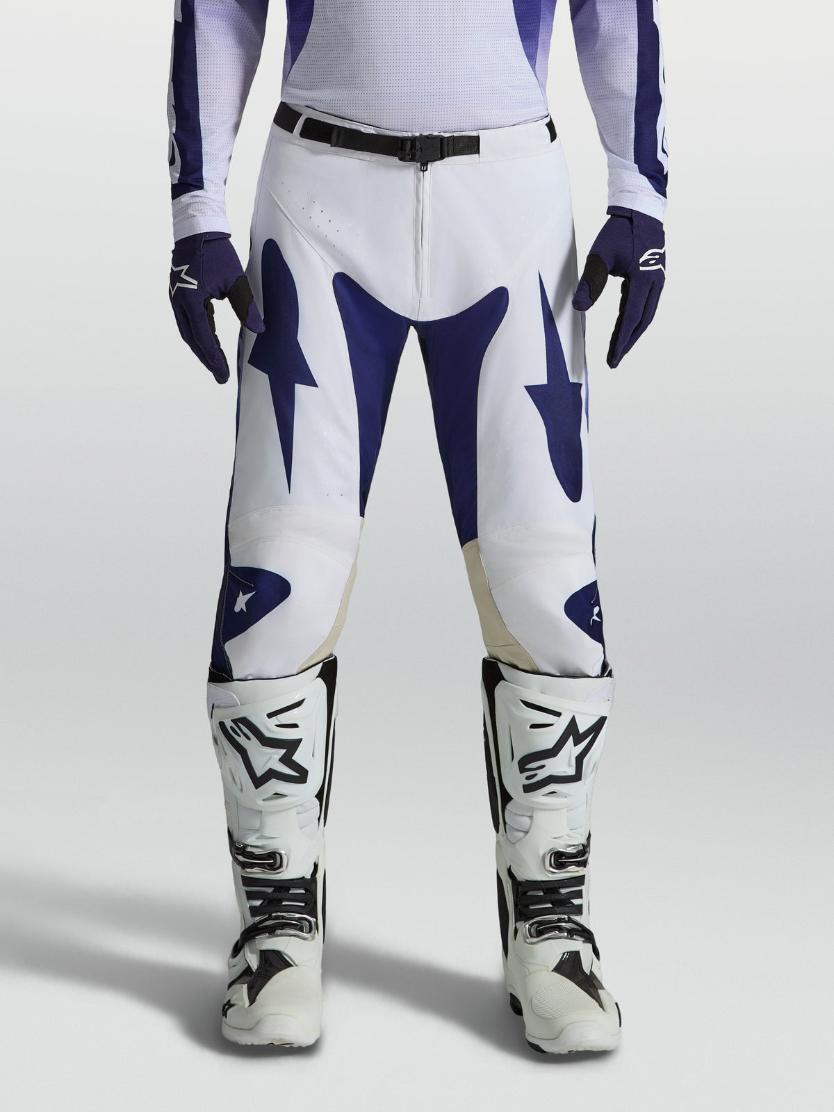 Pantalon Racer Air Amber Alpinestars, pantalon de motocross bleu et blanc, perforé pour le pilotage tout-terrain de performance.