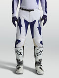 Pantalon Racer Air Amber Alpinestars, pantalon de motocross bleu et blanc, perforé pour le pilotage tout-terrain de performance.