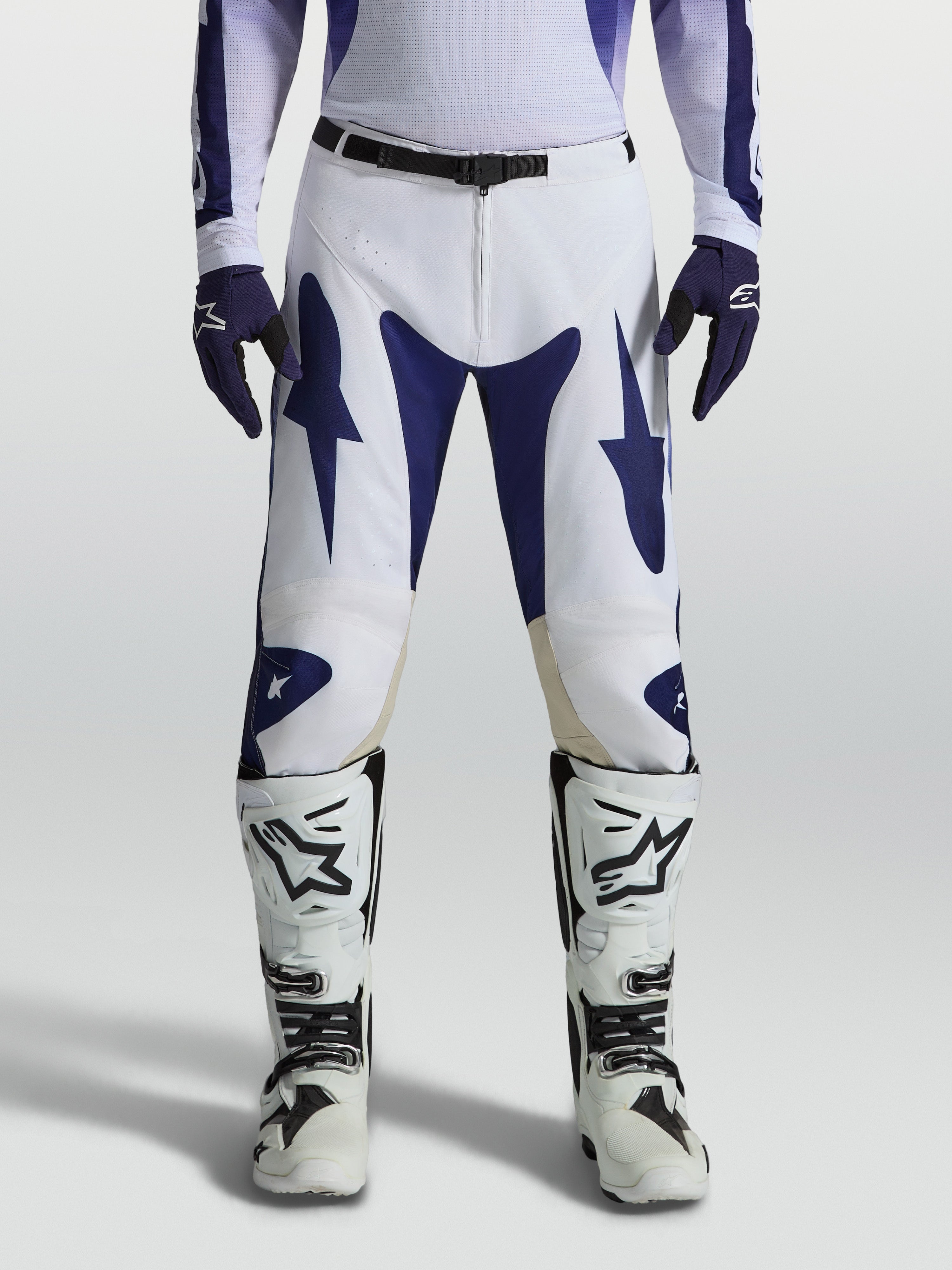 Pantalon Racer Air Amber Alpinestars, pantalon de motocross bleu et blanc, perforé pour le pilotage tout-terrain de performance.