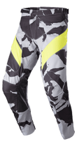 Alpinestars 2023 Racer Tactical Pants, pantalon de motocross, camouflage gris et jaune fluo, motif camouflage gris avec empiècements jaunes vifs sur les cuisses, renforts intérieurs aux genoux en cuir noir et fermeture à cliquet à la taille pour la course tout-terrain