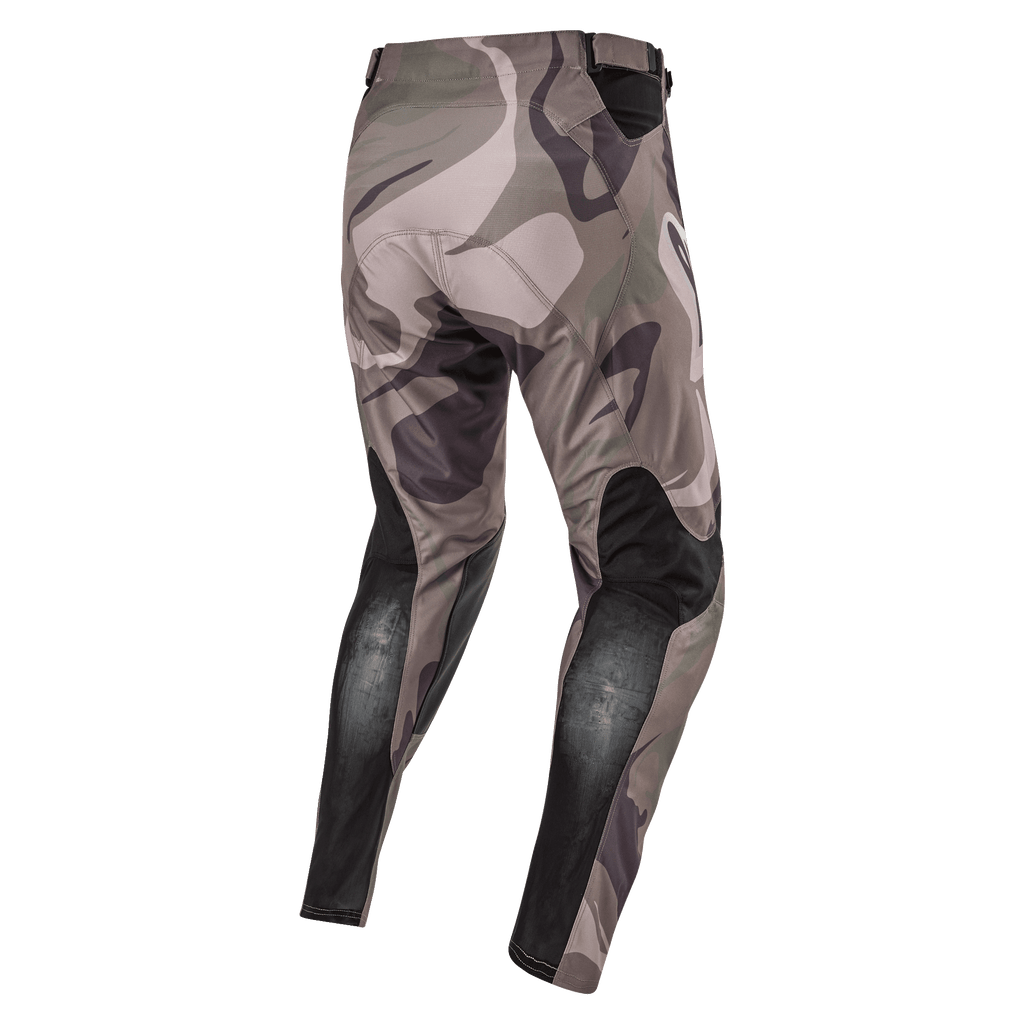 Pantalon Alpinestars Racer Tactical 2024, pantalon de motocross, vert camouflage militaire marron, vue arrière montrant les panneaux extensibles respirants noirs sur le bas des jambes et le design camouflage, textile durable pour la course tout-terrain
